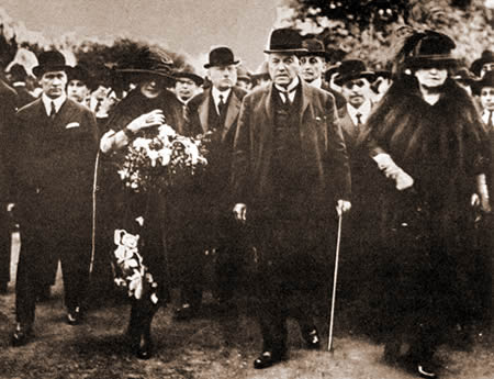 Hipólito Yrigoyen, Angel Gallardo, Dalmira Cantilo dc Gallardo, Julio Moreno y Ramón Gómez durante la colocación de la piedra fundamental del Instituto Bernasconi, 26 de septiembre de 1921.